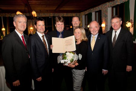 WKS-Direktor Dr. Johann Bachleitner, Spartengeschäftsführer Mag. Wolfgang Hiegelsper-ger, KommRat Wolfgang Ebner mit seiner Frau Anita, dahinter Innungsgeschäftsführer Mag. Karl Scheliessnig, Bundesspartenobmann Abg.z.NR KommRat Wolfgang Steindl, Wirtschaftsbunddirektro Franz Riedl